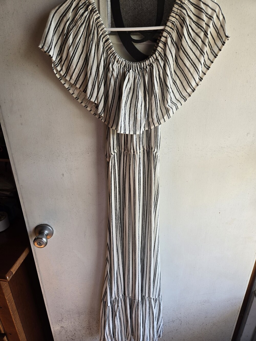 BillaBong Striped Off-Shoulder Maxi Dress in Cream and Black EUC
